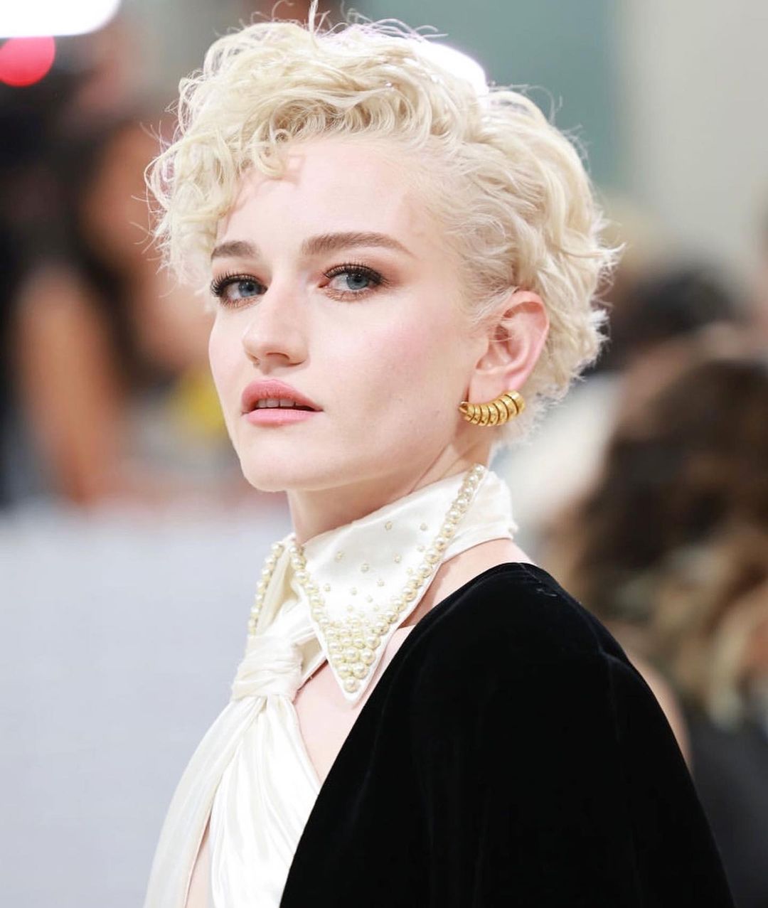  Julia Garner