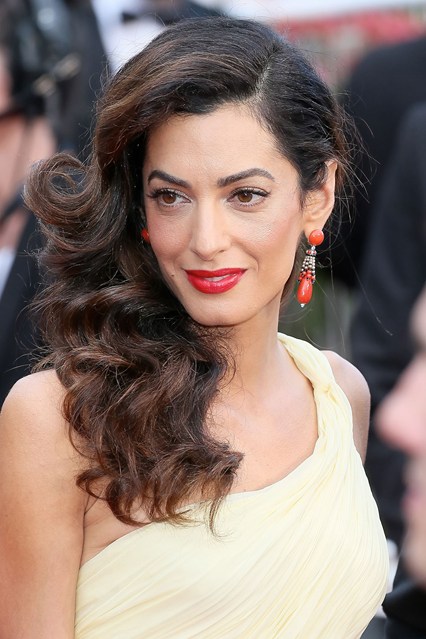 أحمر الشفاه القوي بأسلوب Amal Clooney عام 2015