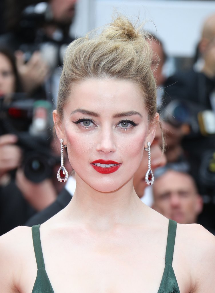 مكياج فضي مع الايلاينر بأسلوب Amber Heard عام 2018