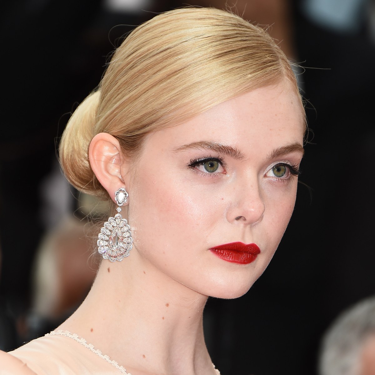 اطلالة Elle Fanning بالآيلاينر الأسود عام 2019