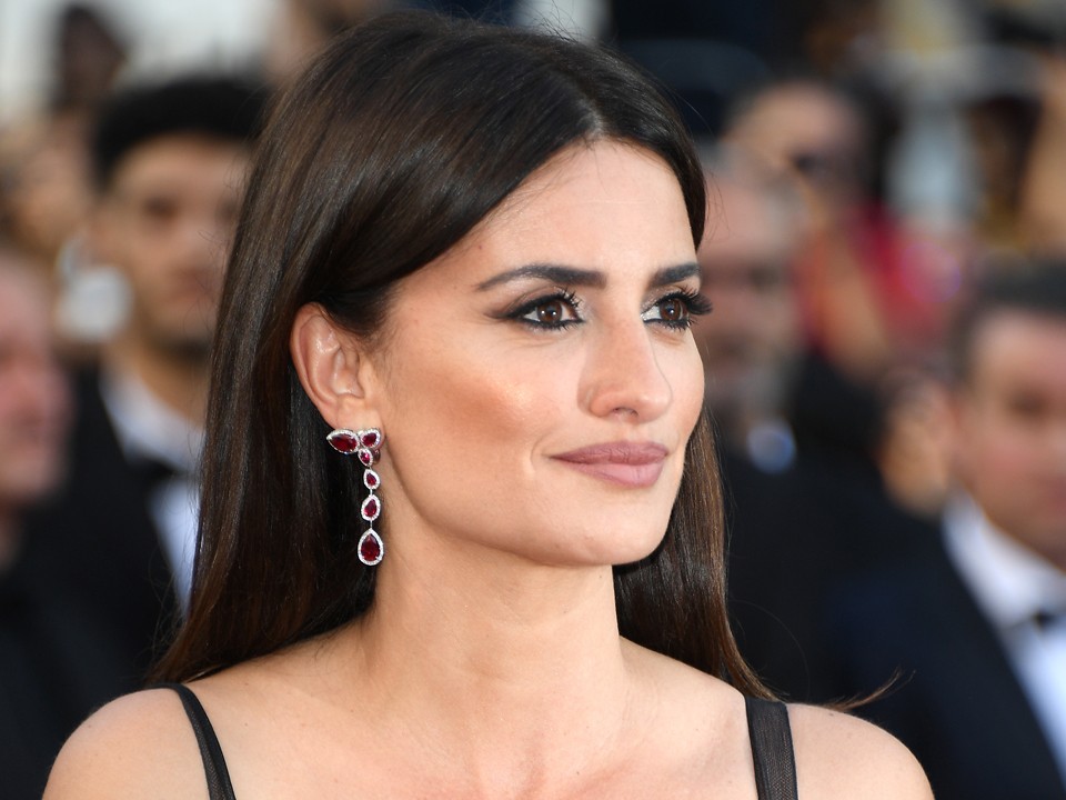 رسمات الخطوط البرونزية بأسلوب Penelope Cruz عام 2018