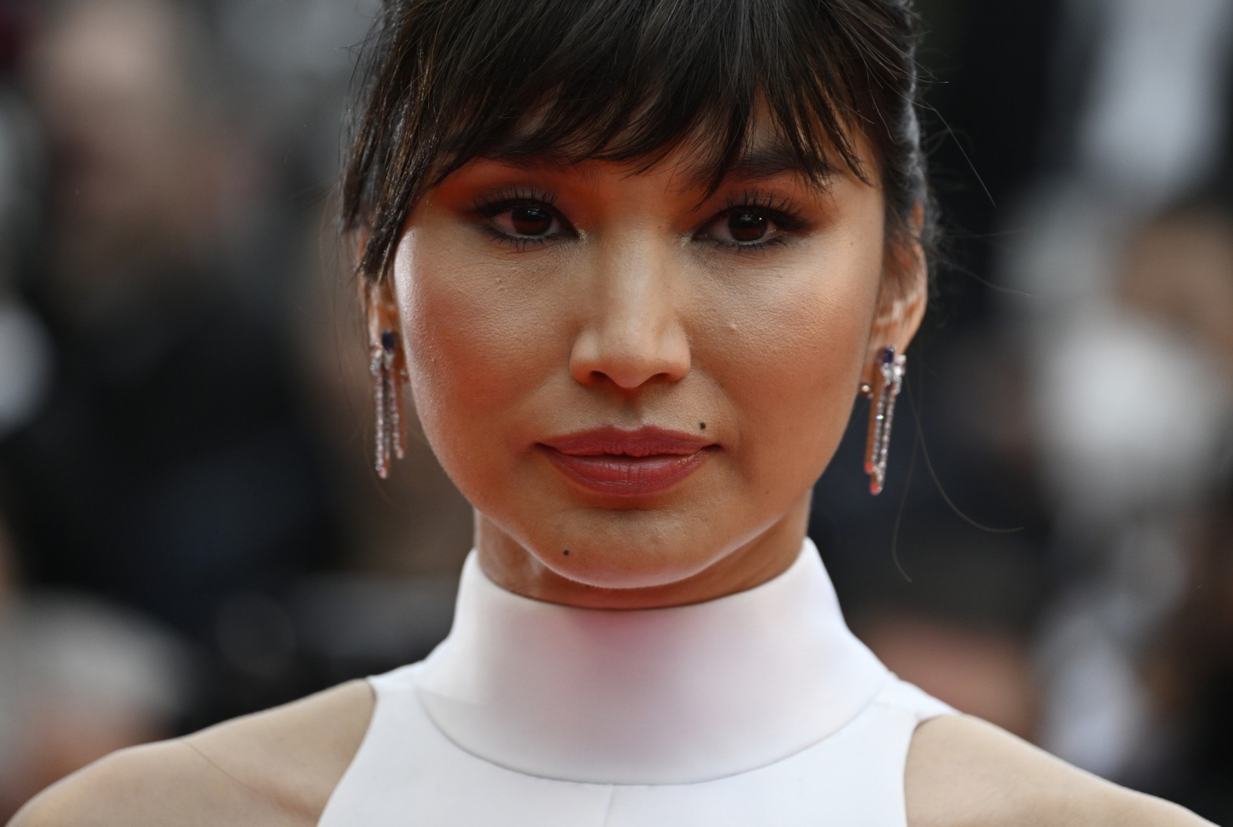 اطلالة Gemma Chan بمكياج بني قوي