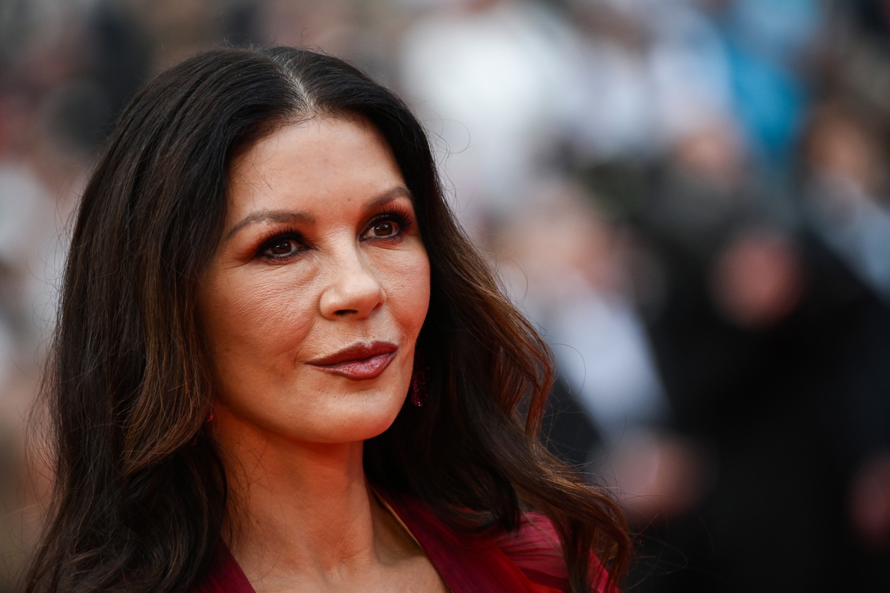 اطلالة Catherine Zeta-Jones برسمات المكياج الأحمر