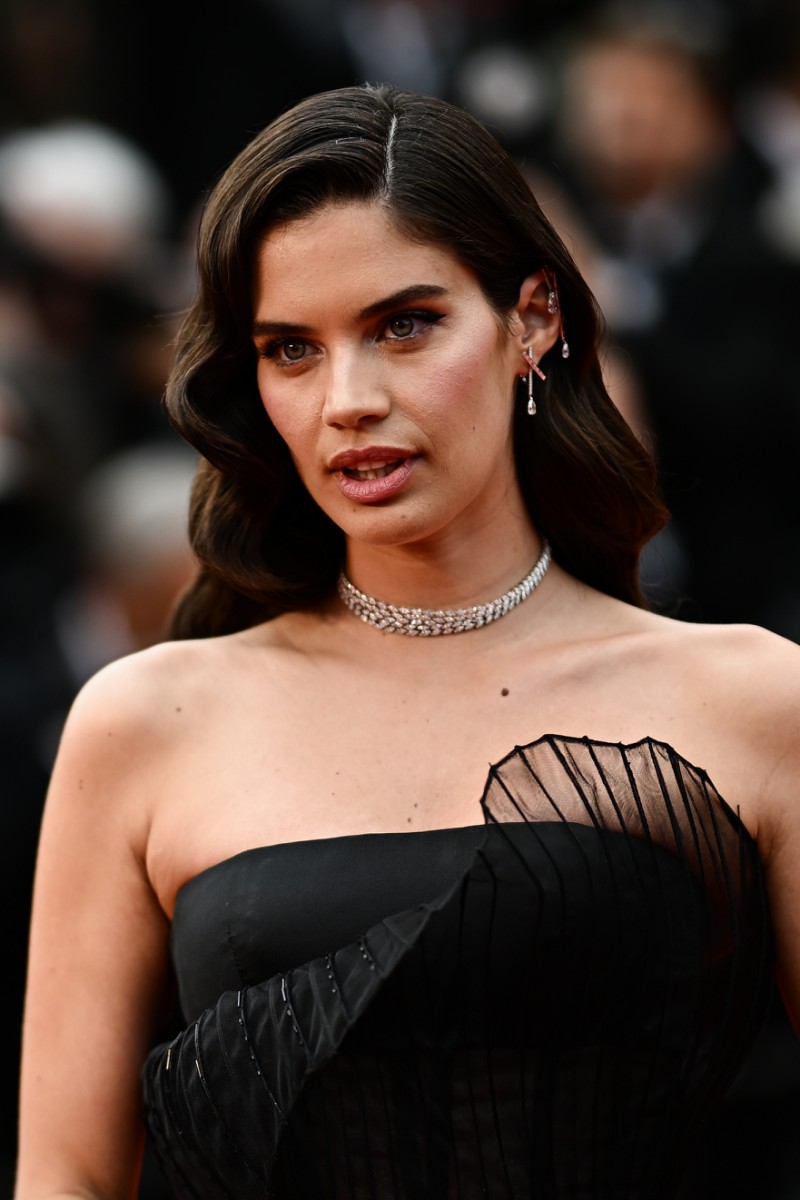 اطلالة Sara Sampaio بمكياج سموكي وأسود