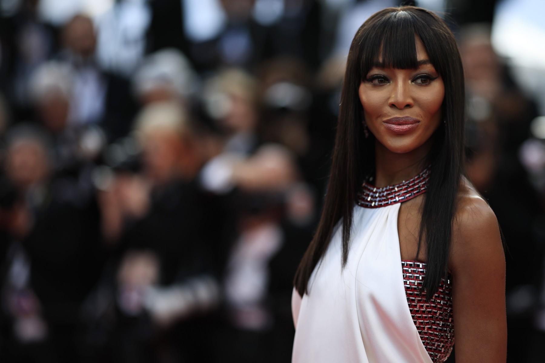 اطلالة Naomi Campbell بالايلاينر العريض الاسود