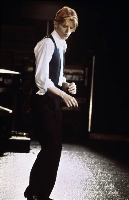 ديفيد بوي" يؤدي في جولة THIN WHITE DUKE في ويمبلي، لندن، ١٩٧٦. تصوير MICHAEL PUTLAND/HULTON بواسطة GETTY .IMAGES