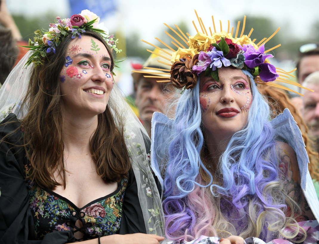 اكسسوارات رأس اعتمدتها بعض الحاضرات في مهرجان GLASTONBURY 2022.