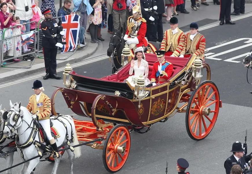 هياج حصان من موكب زفاف الأمير وليام William, Prince of Wales أمير ويلز وكاثرين أميرة ويلز Catherine, Princess of Wales