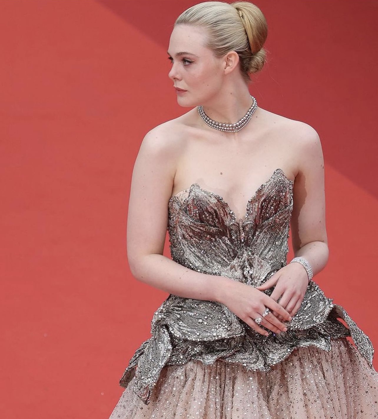 رفعة مبتكرة مع الكعكة الضخمة بأسلوب إيل فانيغ Elle Fanning - الصورة من حساب خبيرة الشعر جندا