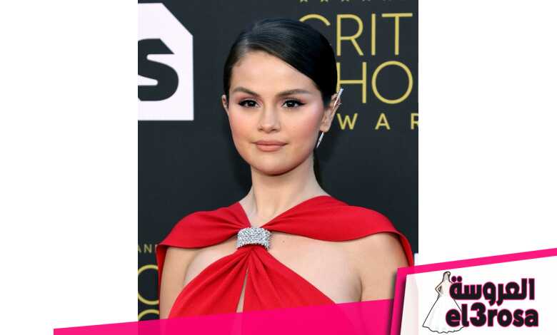 مكياج Selena Gomez ناعم مع خطوط الايلاينر السوداء