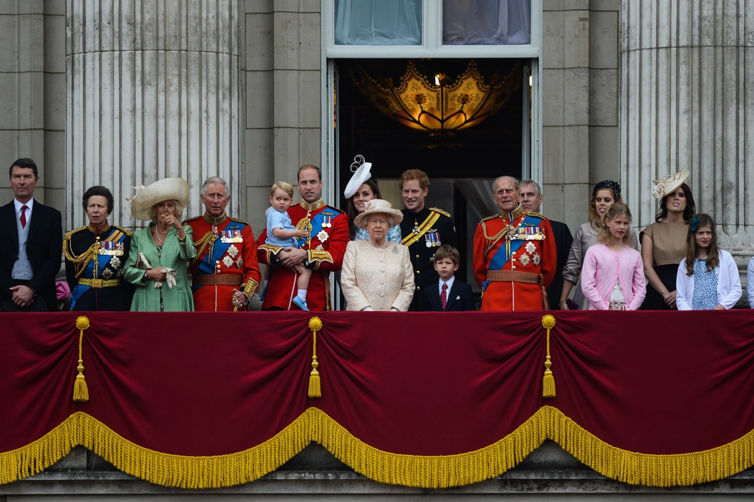 سبب اختيار اسم احتفال Trooping the Colour للاحتفال السنوي الرسمي بعيد ميلاد الملك أو الملكة البريطانية