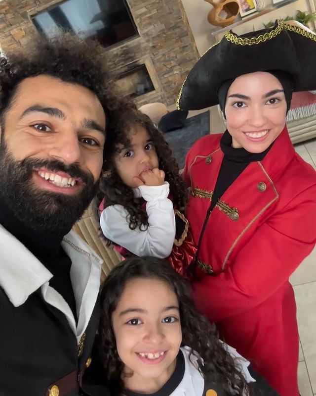 الرومانسية تكلل حياة محمد صلاح مع زوجته