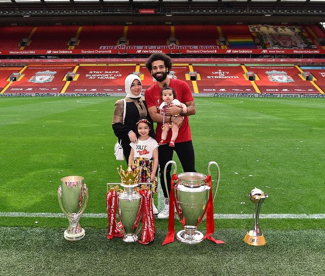 محمد صلاح مع زوجته وابنتيه في إحدى مبارياته