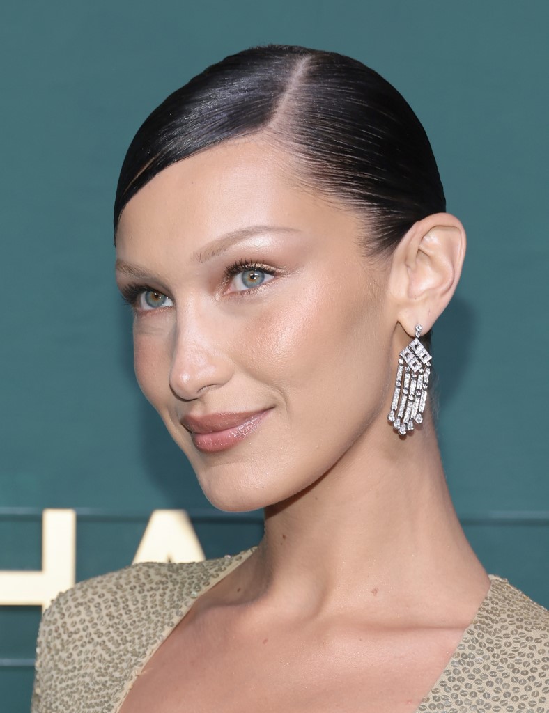 مكياج عيون برونزي براق بأسلوب Bella Hadid