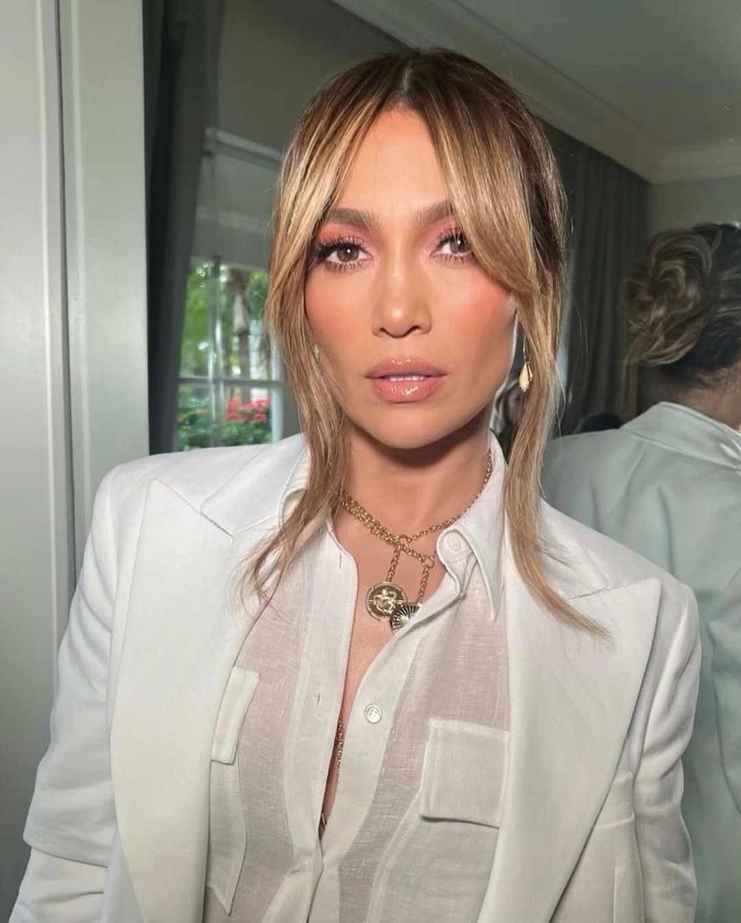 اطلالة Jennifer Lopez بتسريحات شعر الكعكة مع الغرة المتدرجة