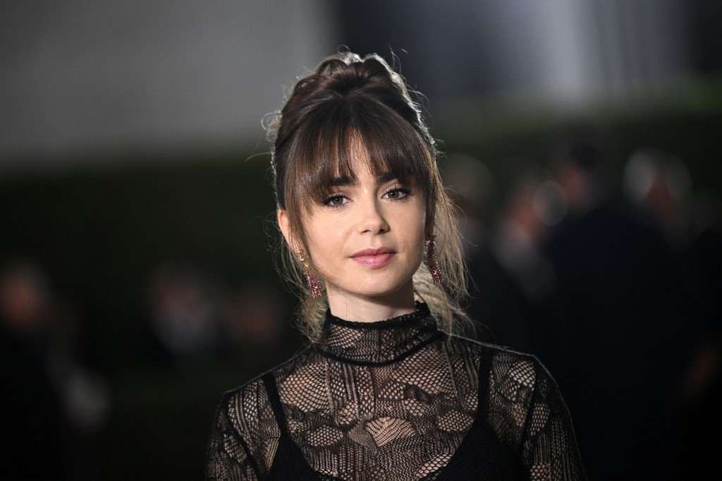 اطلالة Lily Collins بتسريحات الكعكة العالية