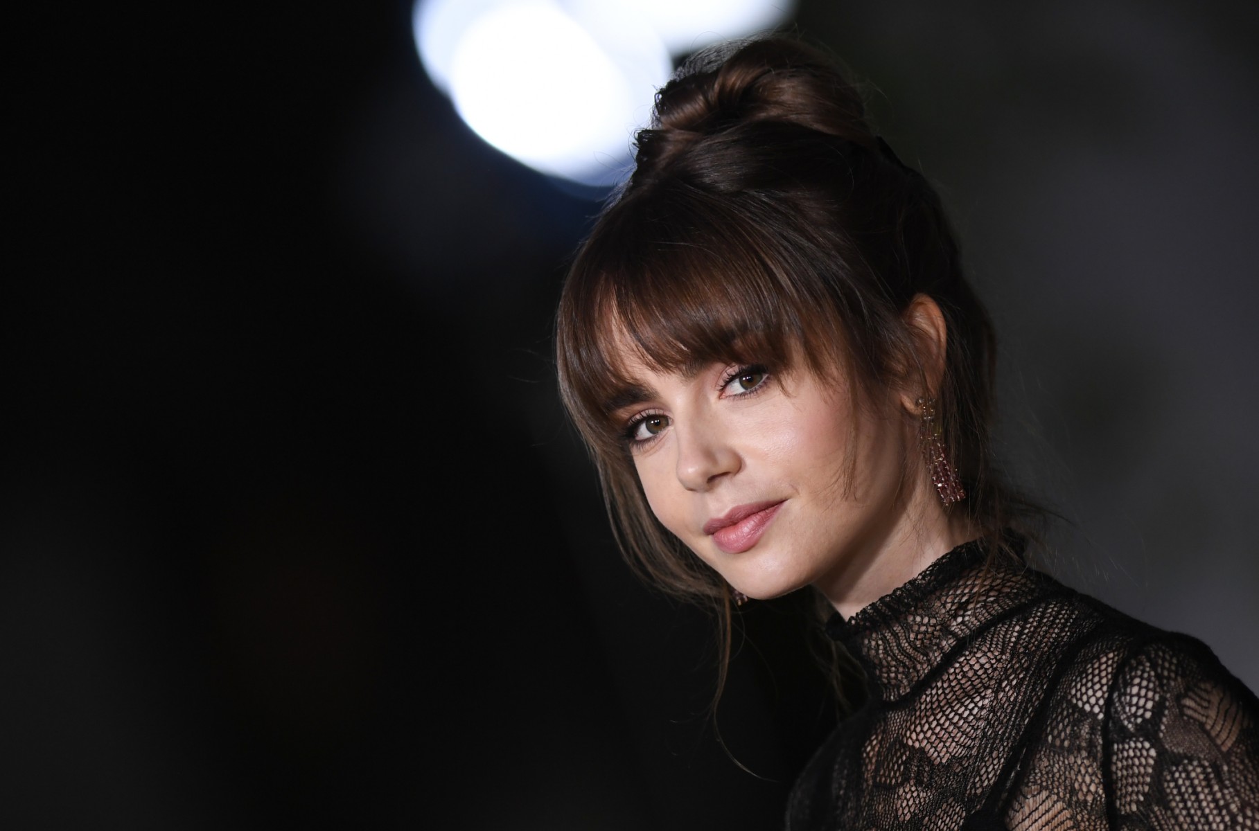 تسريحات شعر الكعكة العالية مع الغرة الامامية بأسلوب Lily Collins