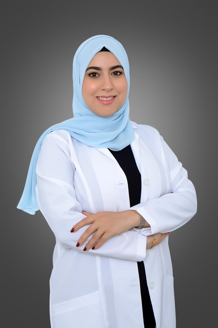 الدكتورة سارة الحميري اخصائية طب الاسنان من المستشفى الكندي التخصصي