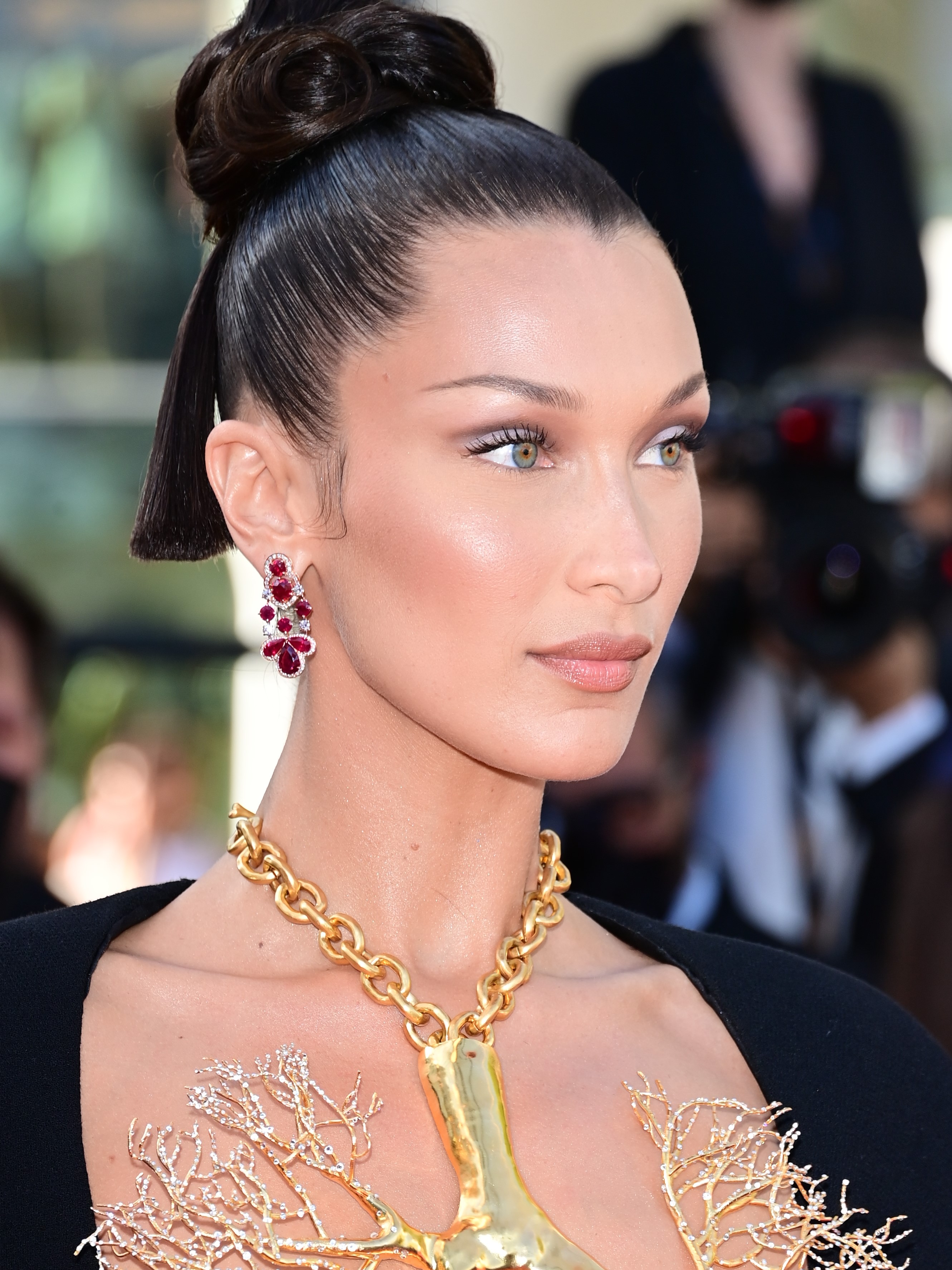 تسريحات شعر الكعكة العالية والمبللة بأسلوب Bella Hadid