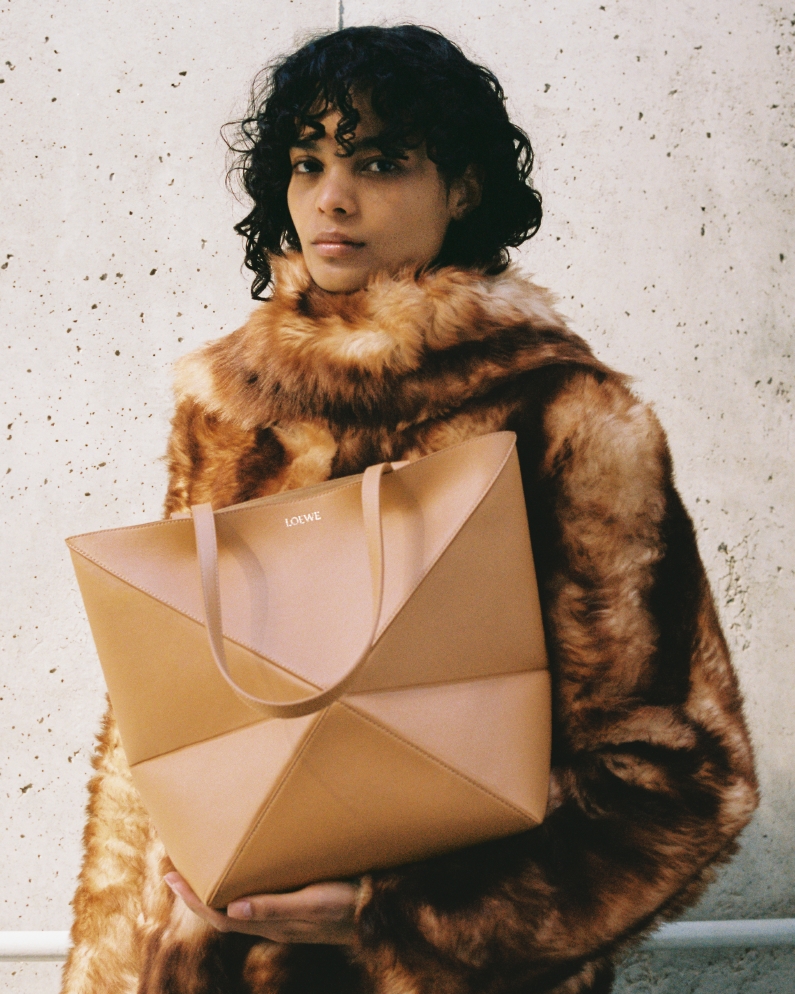 LOEWE تطلق حقيبة  PUZZLE FOLD TOTE الجديدة