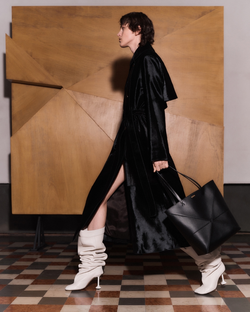 LOEWE تطلق حقيبة  PUZZLE FOLD TOTE الجديدة