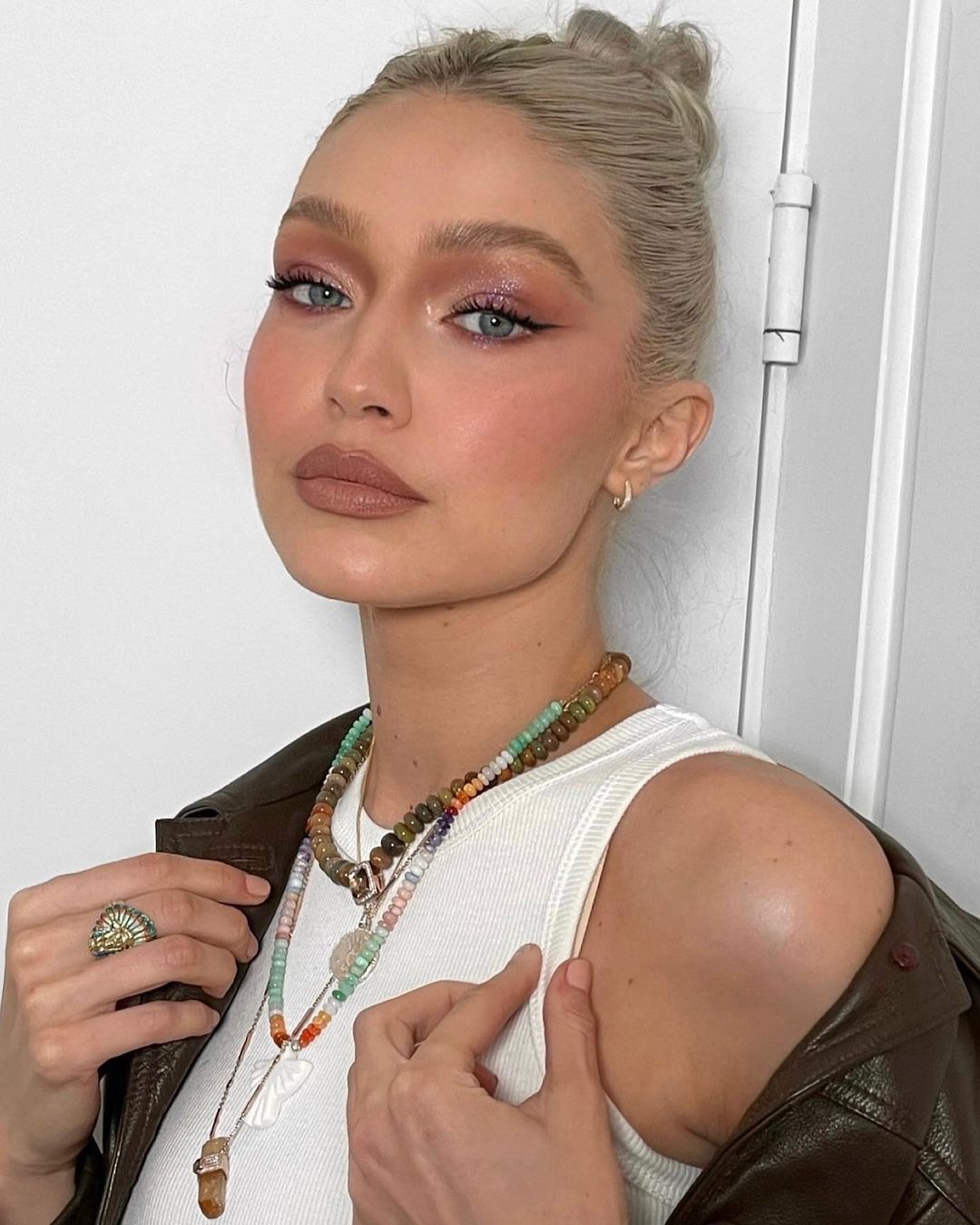 رسمات المكياج الزهري البراق بأسلوب Gigi Hadid- الصورة من صفحة خبير المكياج Patrick Ta