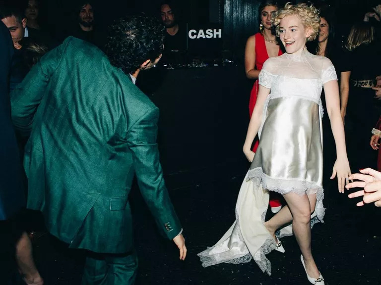 فستان زفاف جوليا غارنر Julia Garner