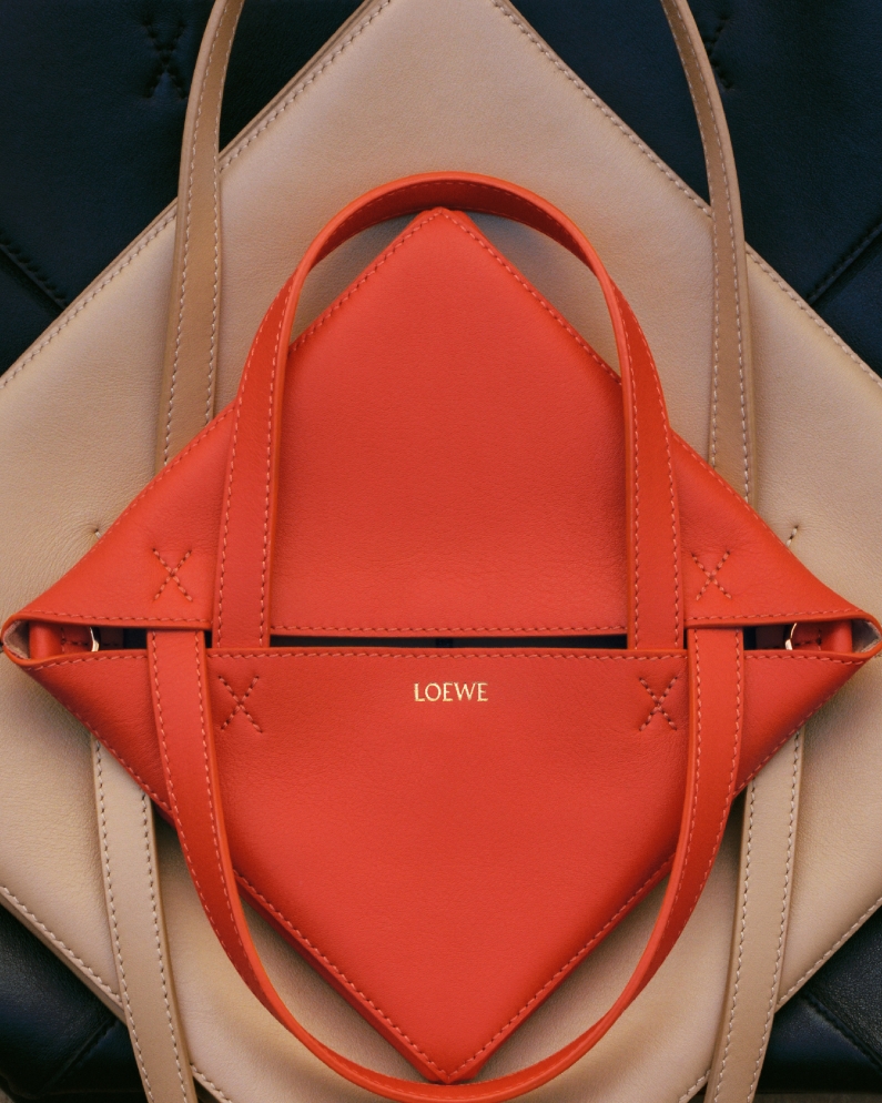 LOEWE تطلق حقيبة  PUZZLE FOLD TOTE الجديدة