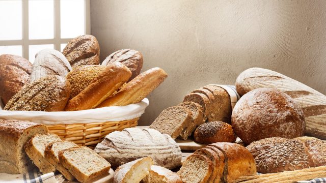 تفسير اعطاء الخبز في المنام هل هو خير أو شر ؟