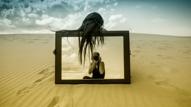 تفسير النظر في المرآة في المنام وأسرار معناه .. تفسير رؤية المرايا في الحلم
