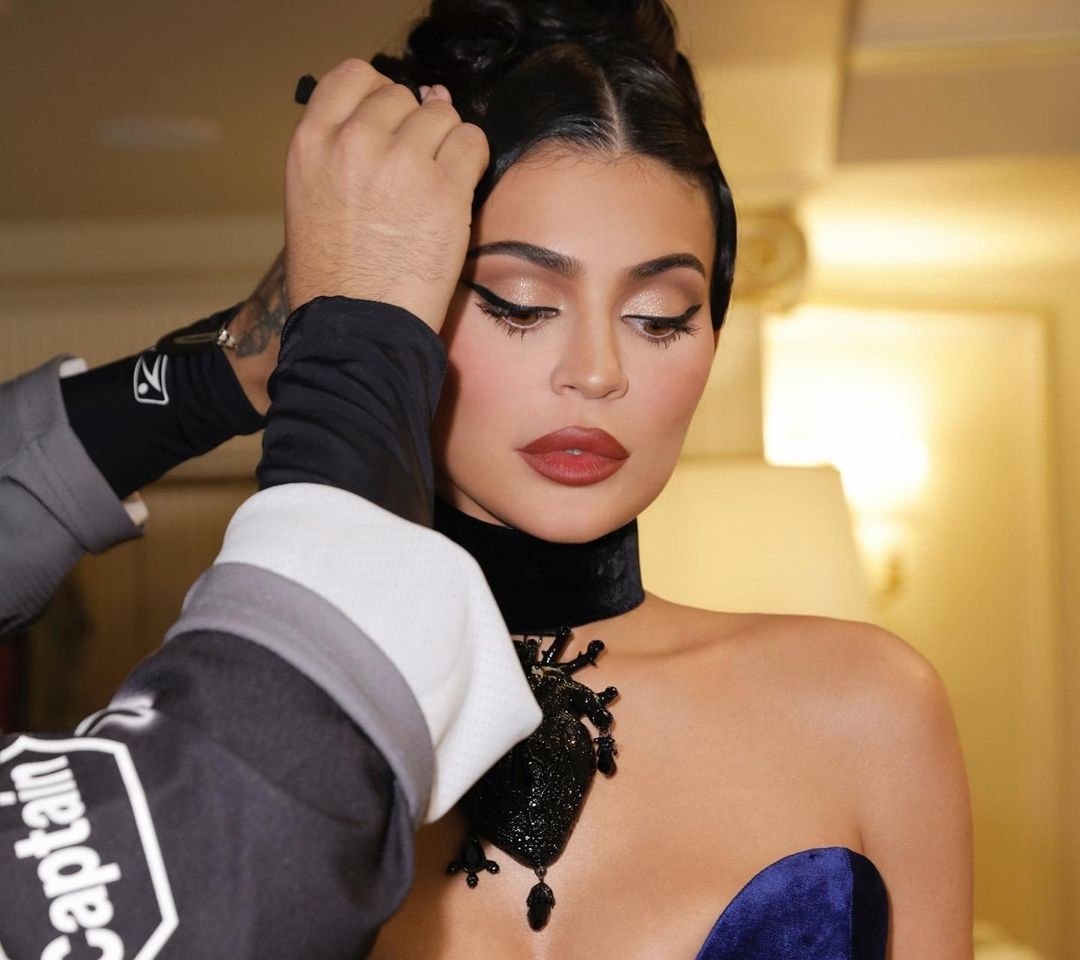 رسمات الآيلاينر الريترو السائلة بأسلوب Kylie Jenner