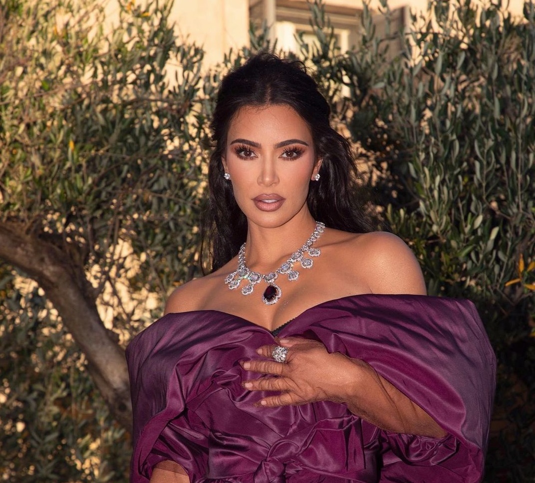 1 رئيسية رسمات المكياج السموكي القوي والبرونزي بأسلوب Kim Kardashian