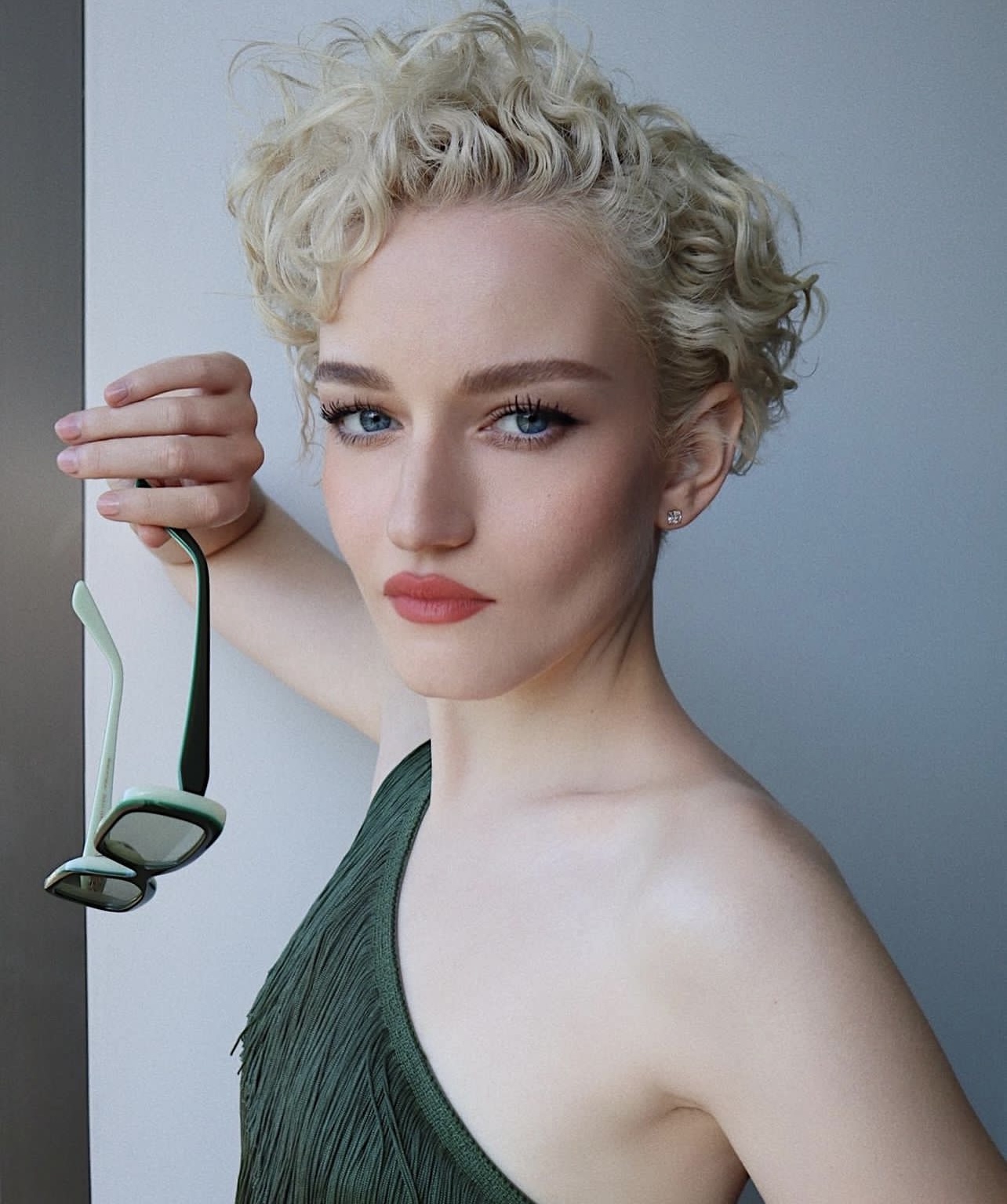 طريقة مميزة لتحويل المكياج الناعم إلى مشرق في سهرات السفر بأسلوب جوليا غرنر Julia Garner - الصورة من حساب هانغ فانغو على انستغرام