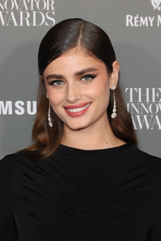 1 رئيسية رسمات مكياج سموكي مع الايلاينر بأسلوب Taylor Hill