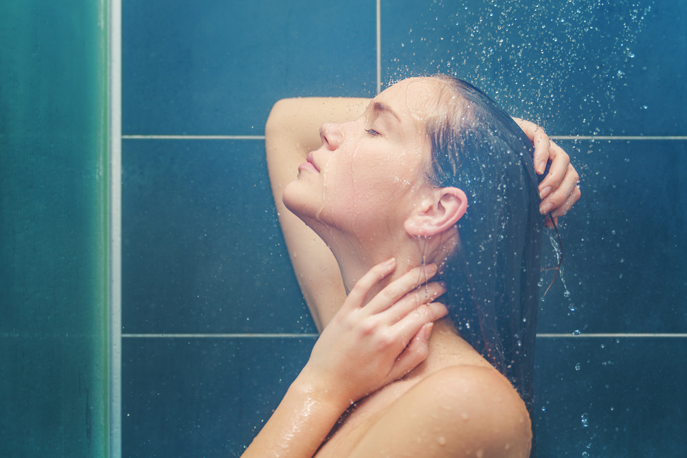 تجنبي استخدام الماء الساخن في غسل شعرك، واستبدليه دائماً بالماء البارد للحصول على شعر أكثر نعومة