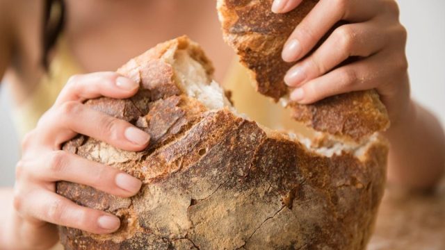 تفسير اكل الخبز في المنام للمتزوجة التفسيرات الصحيحة الشاملة