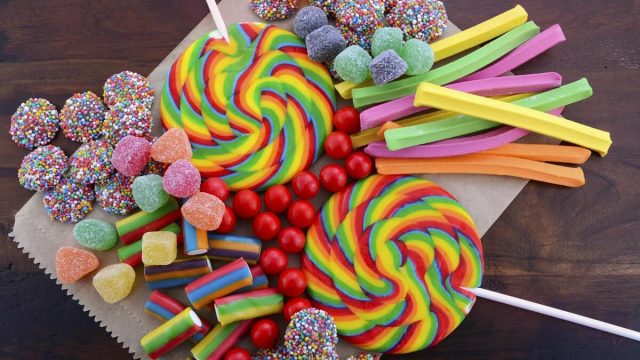 أسرار تفسير اكل الحلوى في المنام في الخير والشر بمختلف الحالات