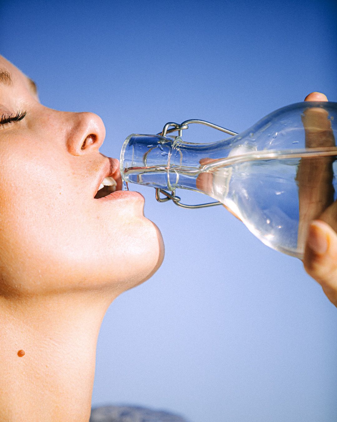 شرب كمية كافية من الماء تساعد في الحفاظ على ترطيب شعرك