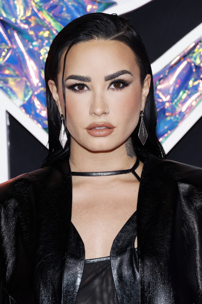 1 رئيسية اطلالة Demi Lovato بمكياج أسود ومات