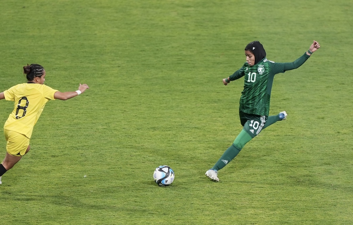 لقطة من مواجهة المنتخب السعودي للسيدات مع نظيره الماليزي 