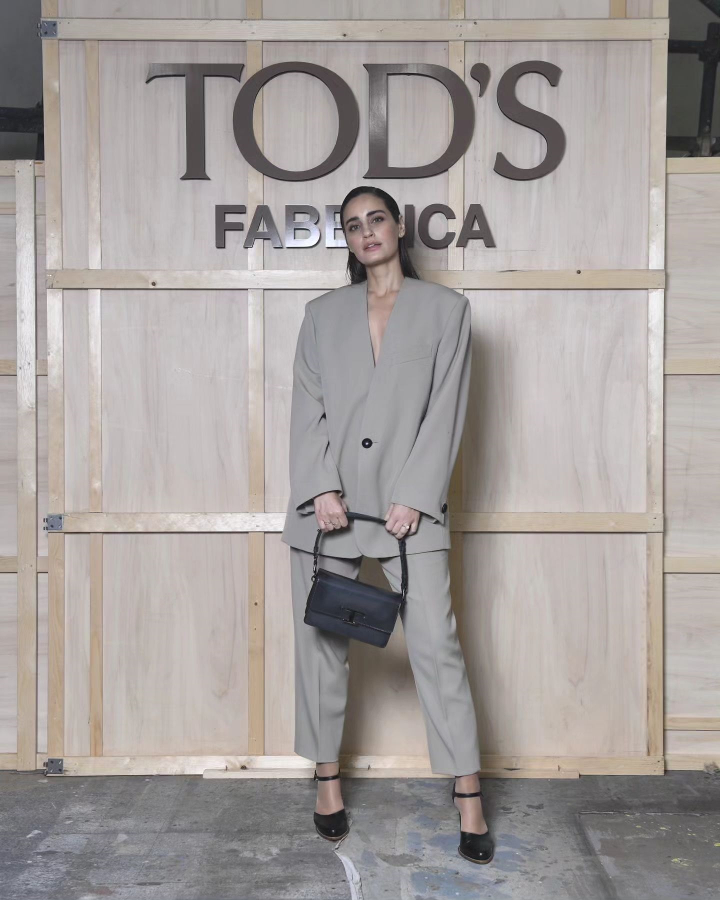 ايميه صياح تتمايل ببدلة رسمية فضفاضة باللون الرمادي من توقيع العلامة الشهيرة تودز Tod's