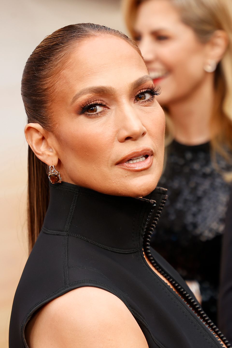 مكياج برونزي ملفت بتدرجات قوية بأسلوب Jennifer Lopez