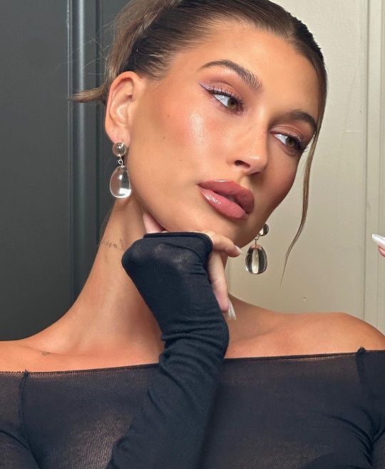 رسمات المكياج الزهري المات من وحي Hailey Bieber