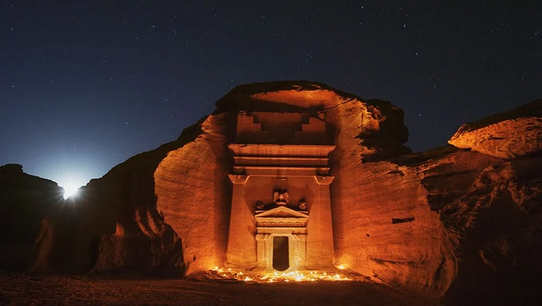 العلاج بالصوت على ضوء البدر في الحِجر