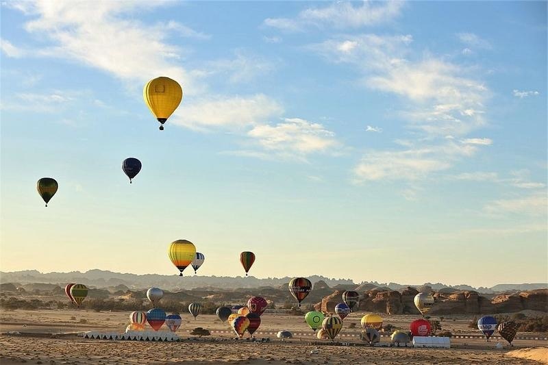  مهرجان المناطيد في سماء العلا .. تجربة ساحرة لعشاق المغامرة. 