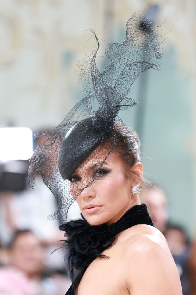 تسريحات شعر الكعكة مع قبعة الشبك بأسلوب Jennifer Lopez