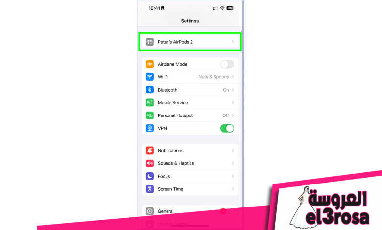 لقطة شاشة توضح كيفية تمكين مستوى الصوت المخصص على AirPods Pro 2 وiPhone