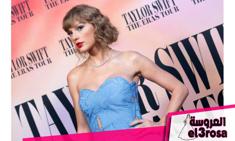 اطلالةTaylor Swift  بمكياج أزرق