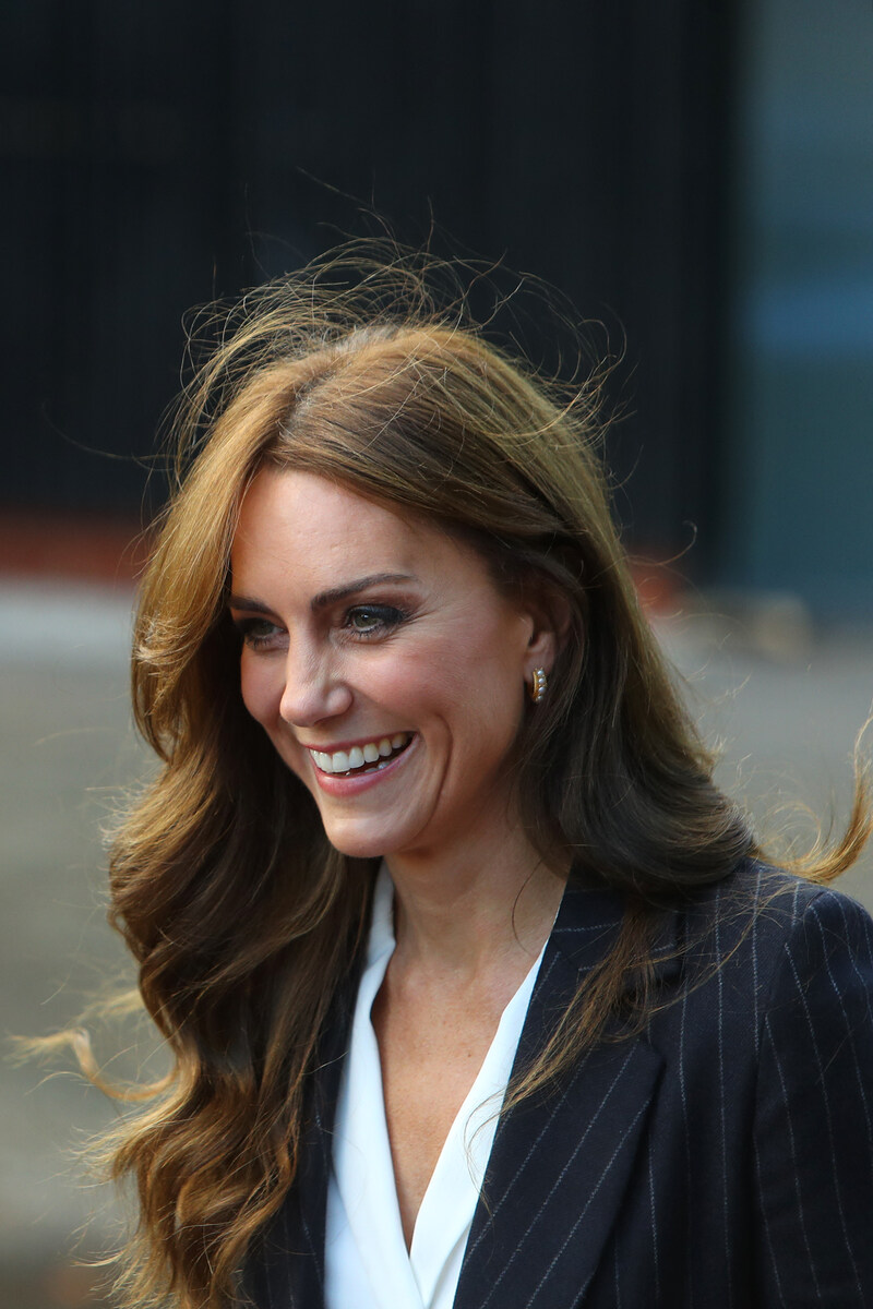 تسريحات شعر منسدلة بطريقة ويفي من kate Middleton