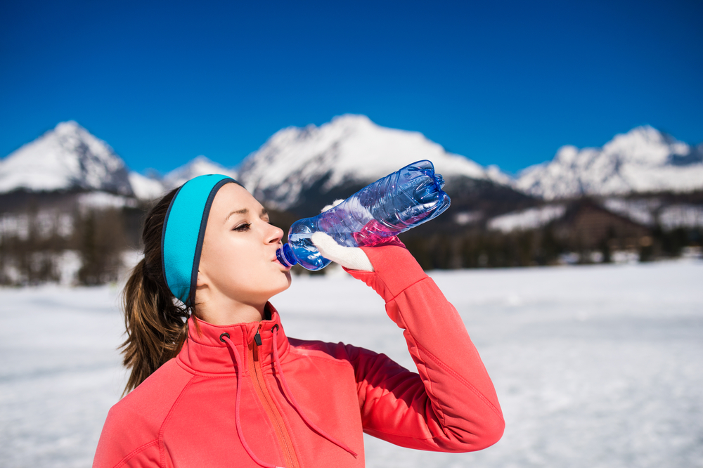 شرب الماء أحد القواعد المهمة لاستفادة من أهمية ممارسة التمارين الرياضية في الشتاء